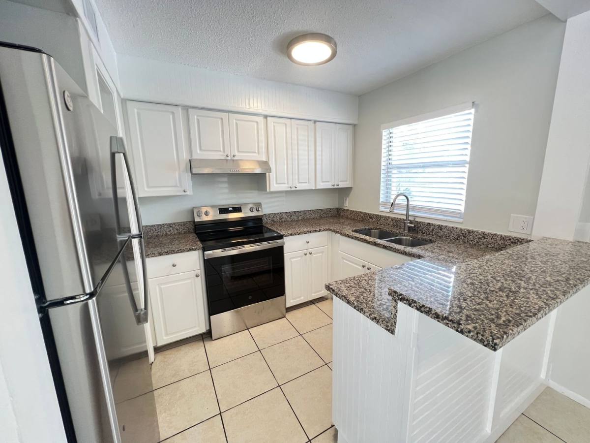 Apartment for rent at 2055 Arlington St, Sarasota, FL 34239
