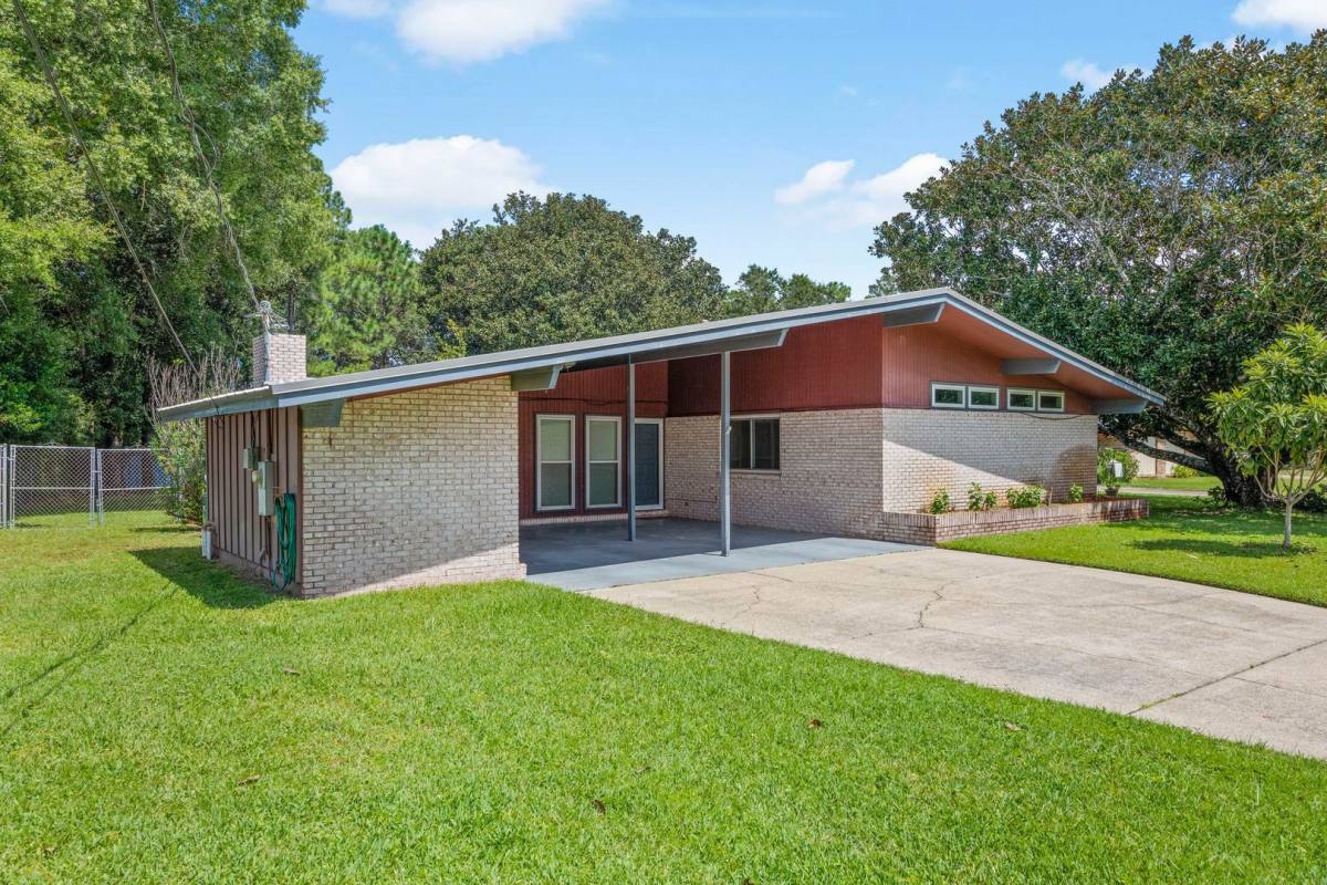 House for rent at 111 McEwen Dr, Niceville, FL 32578