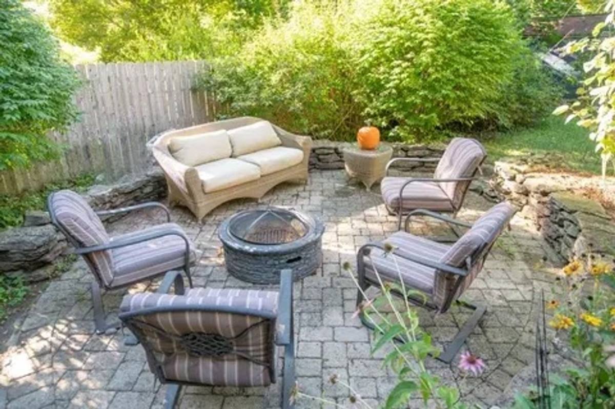 House for rent at 8 Snug Harbor Dr, Danbury, CT 06811