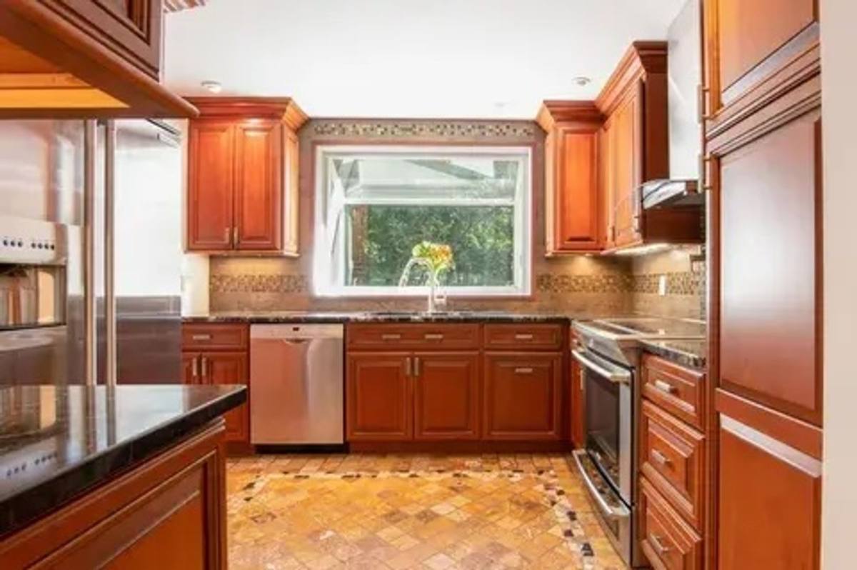 House for rent at 8 Snug Harbor Dr, Danbury, CT 06811