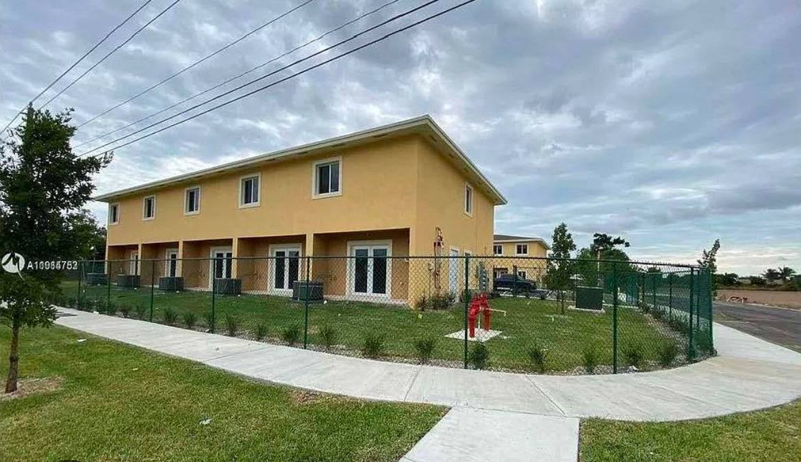 Townhouse for rent at 875 SW 7th St #115, Homestead, FL 33034