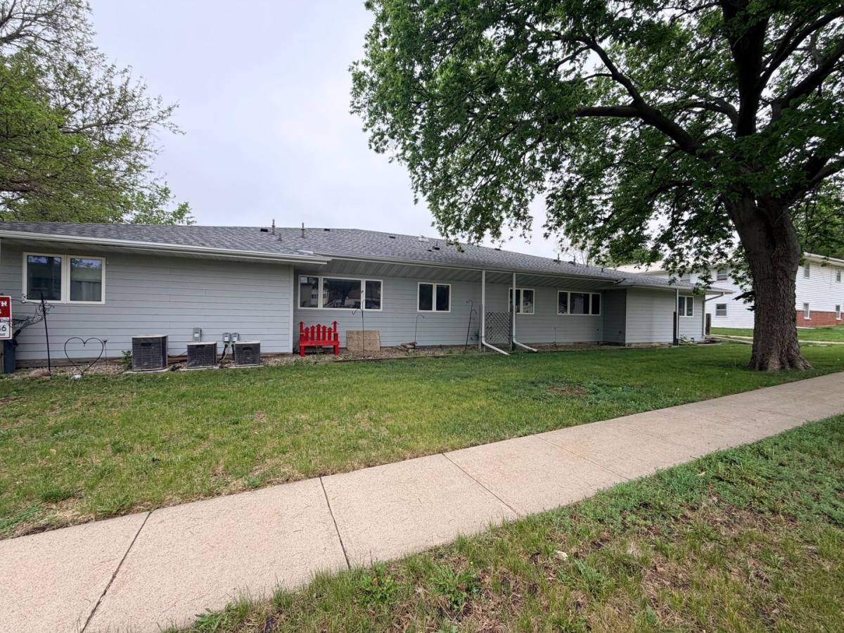 Apartment for rent at 431 Dakota St, Akron, IA 51001