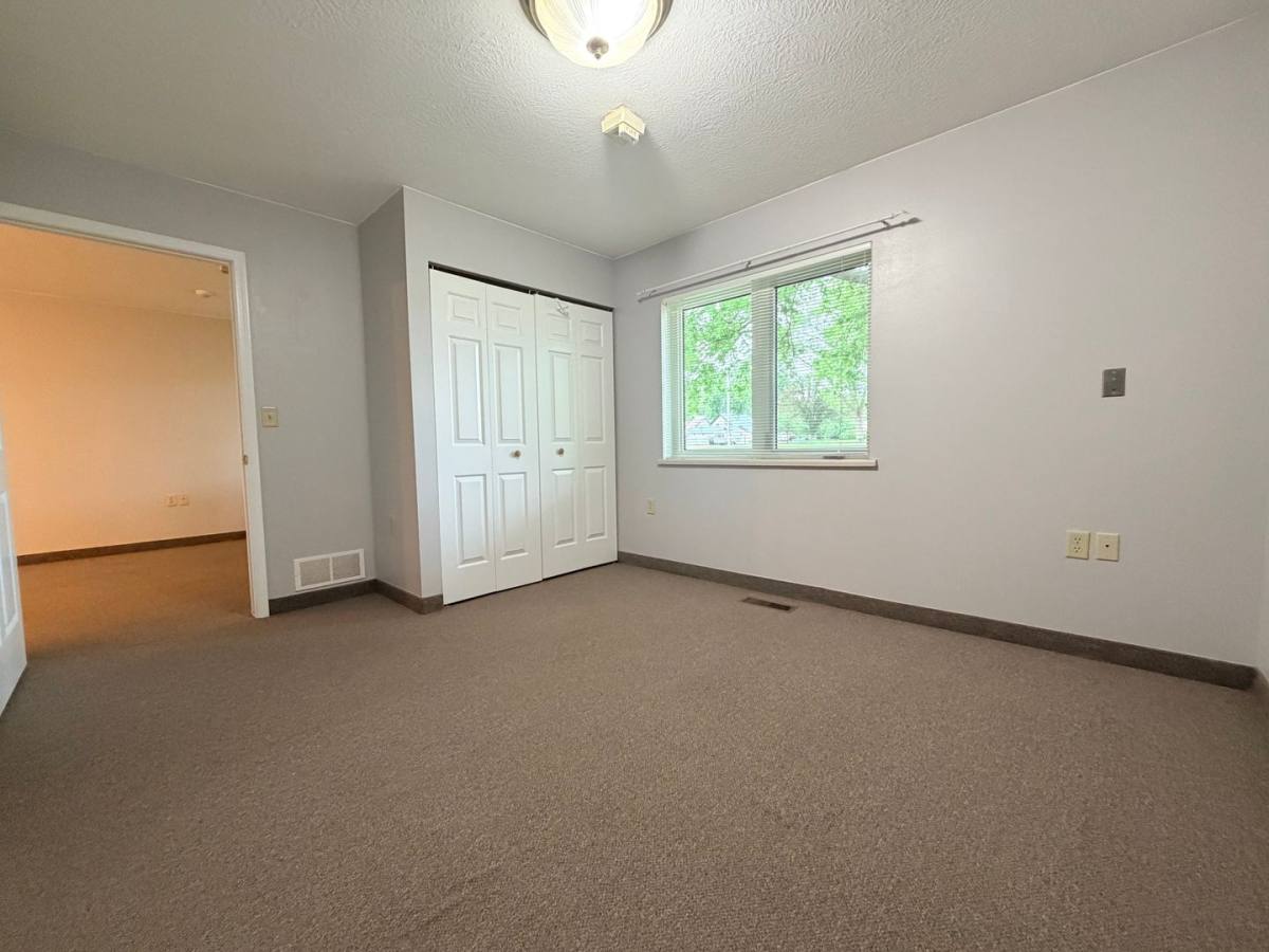 Apartment for rent at 431 Dakota St, Akron, IA 51001