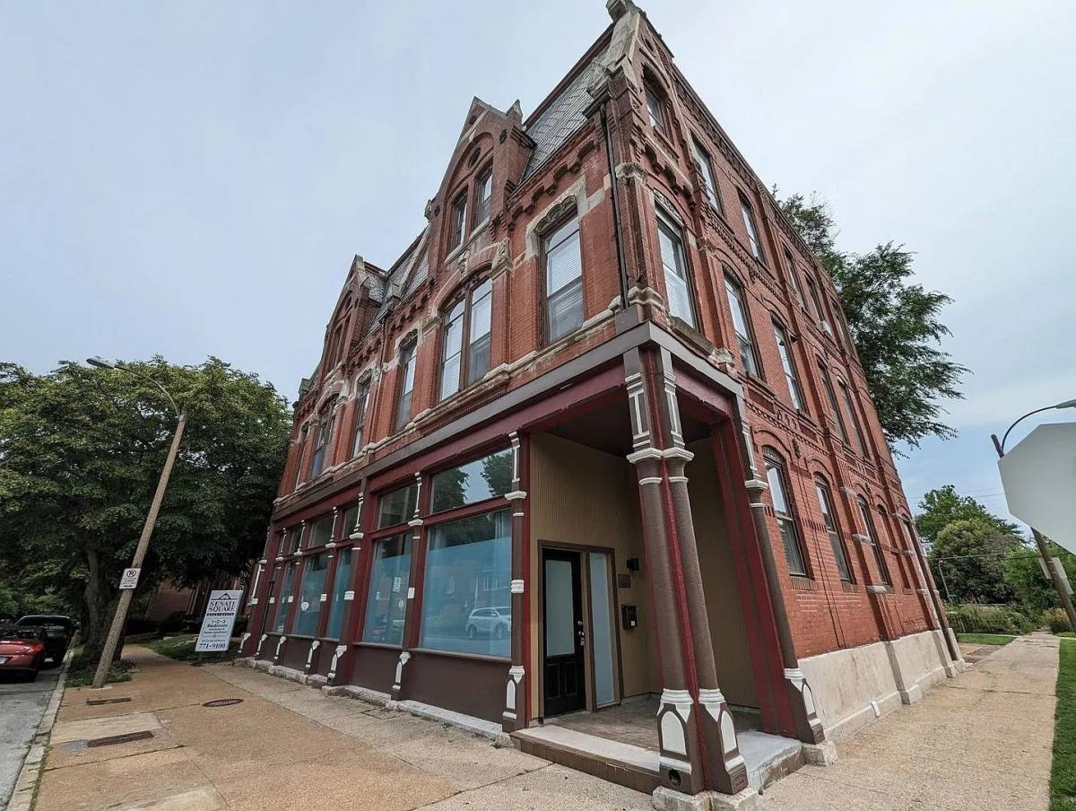 Apartment for rent at 1956 Sidney St, Saint Louis, MO 63104