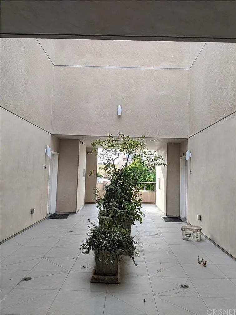 Townhouse for rent at 18358 Saticoy St #101, Reseda, CA 91335