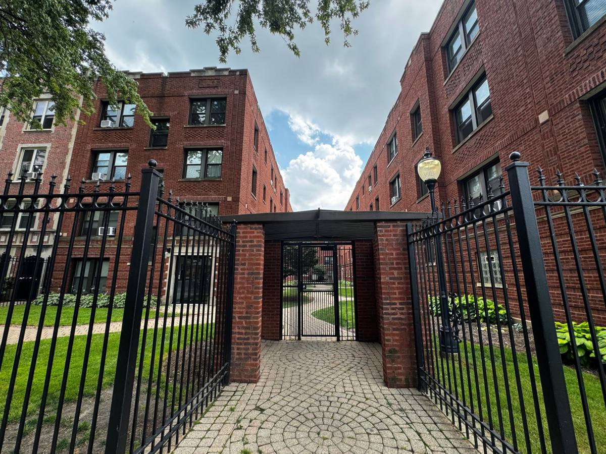 Apartment for rent at 7021 N Glenwood Ave, Chicago, IL 60626