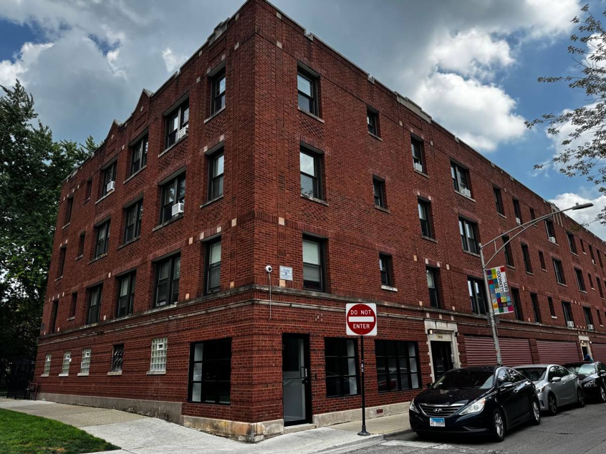 Apartment for rent at 7021 N Glenwood Ave, Chicago, IL 60626