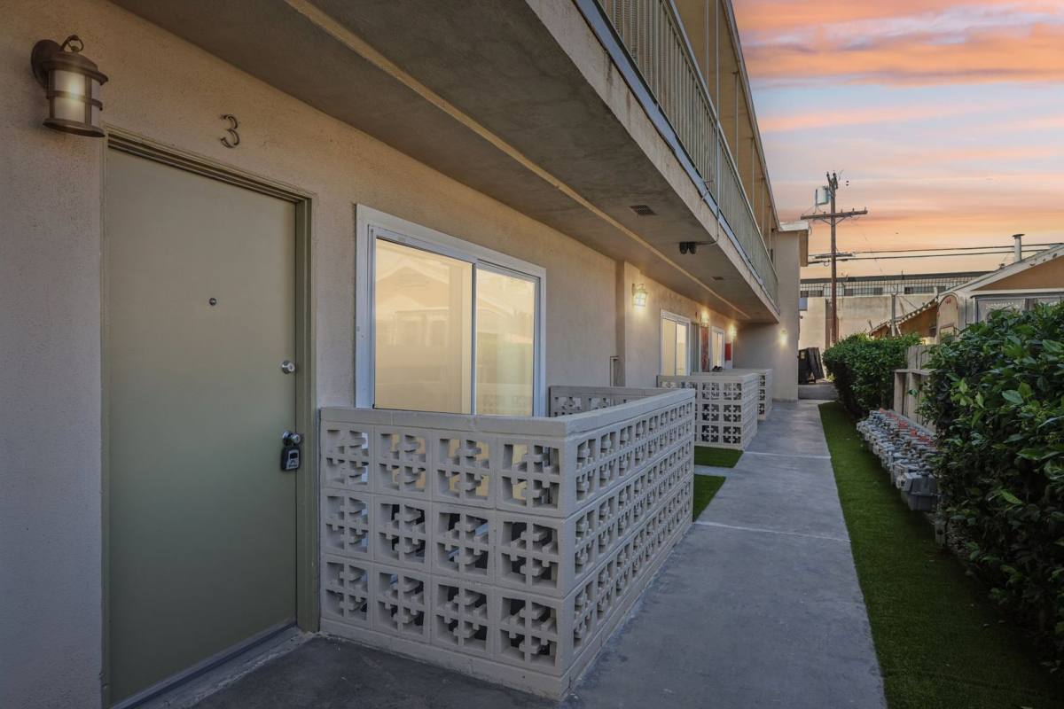 Apartment for rent at 6205 8th Ave, Los Angeles, CA 90043