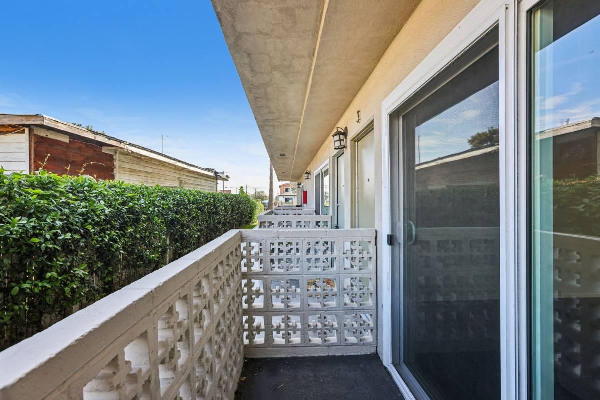 Apartment for rent at 6205 8th Ave, Los Angeles, CA 90043
