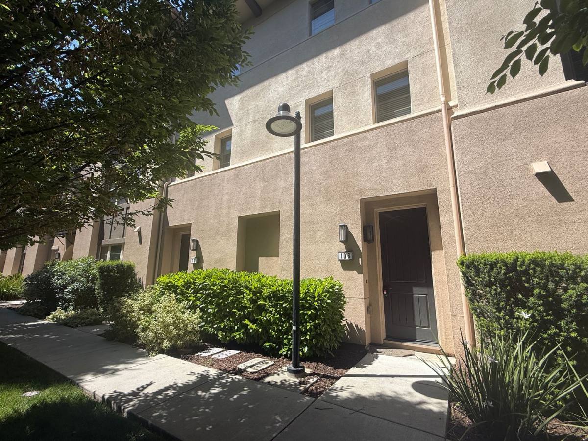 Townhouse for rent at 1052 Bigleaf Place, San Jose, CA 95131