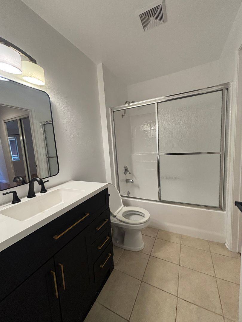 Apartment for rent at 1215 N Sycamore Ave, Los Angeles, CA 90038