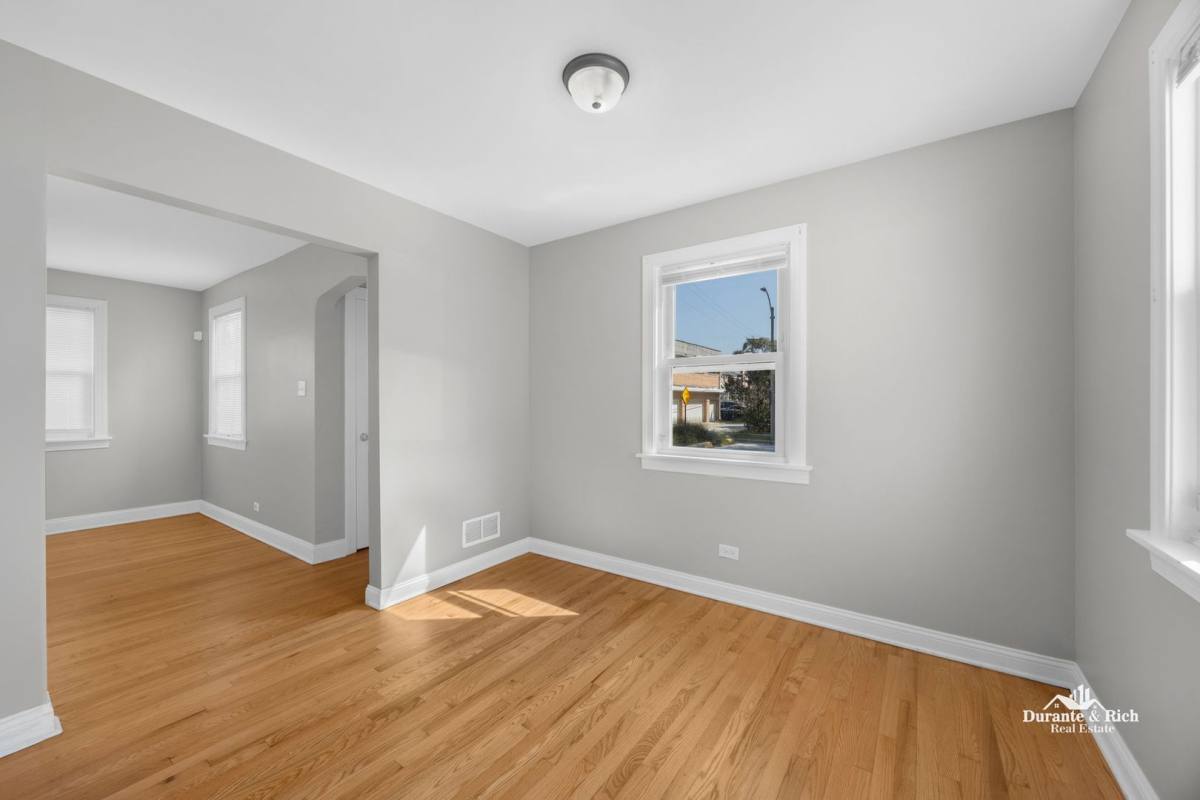 House for rent at 8716 S Sacramento Ave, Evergreen Park, IL 60805