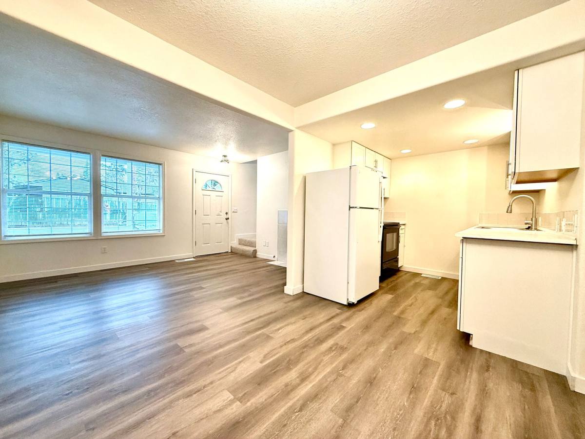 Townhouse for rent at 6130-6132 SE 128th Ave, Portland, OR 97236