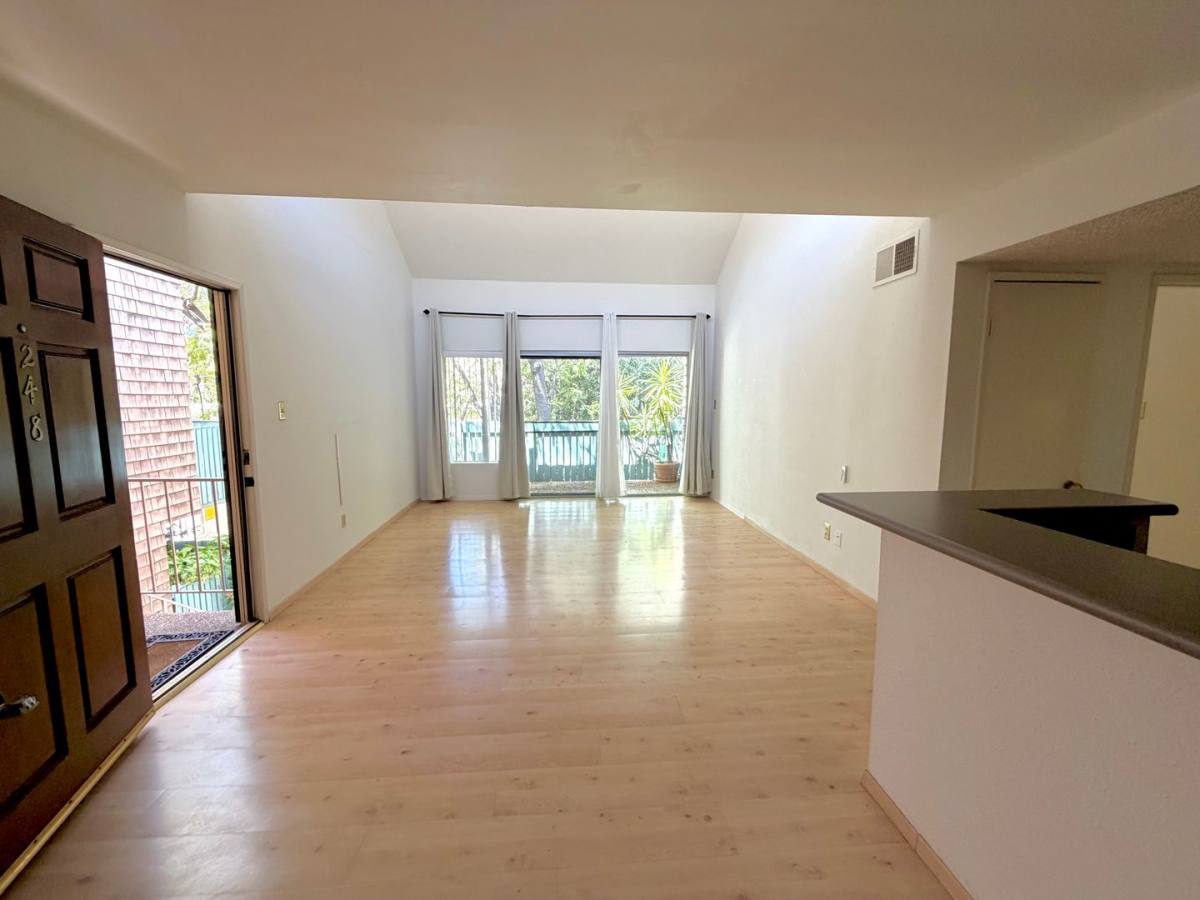 Condo for rent at 5700 Etiwanda #248, Tarzana, CA 91356