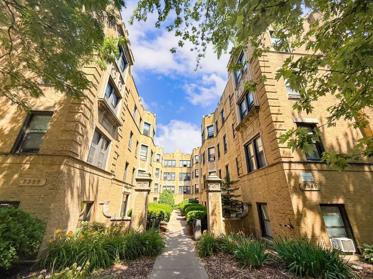 Apartment for rent at 7349-55 N Damen Ave, Chicago, IL 60645