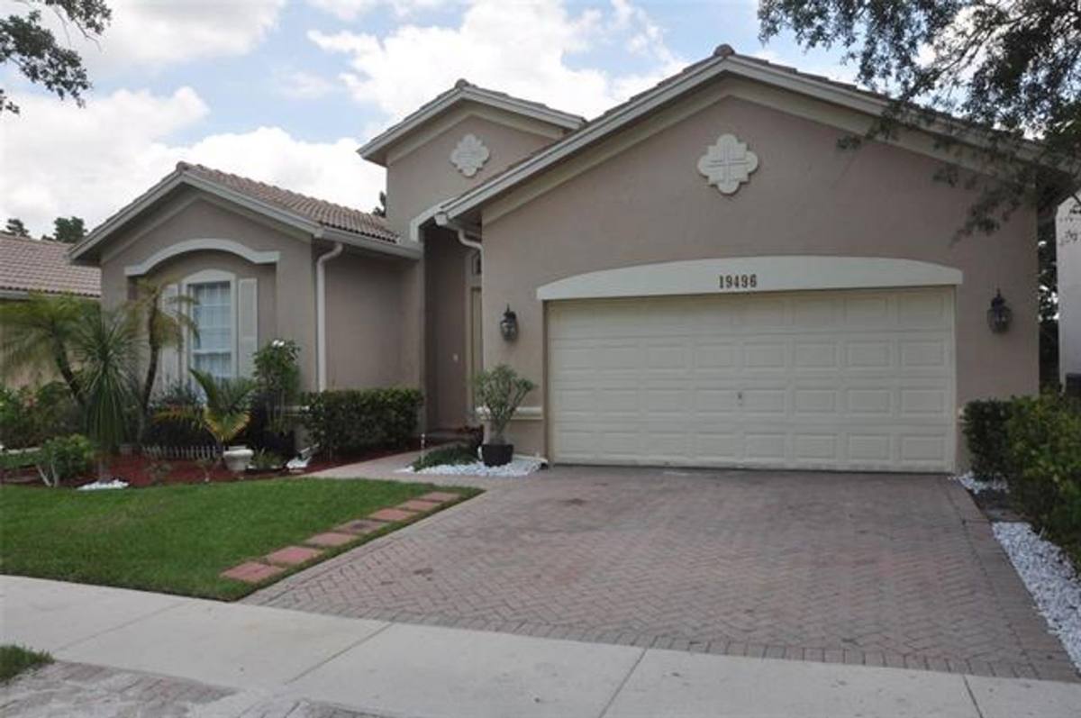 House for rent at 19496 S Whitewater Ave, Fort Lauderdale, FL 33332