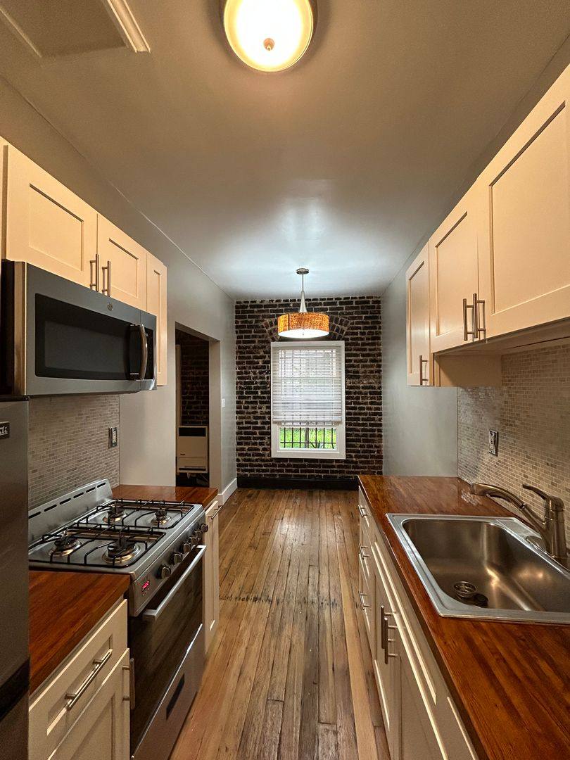 Apartment for rent at 427 S Mariposa Ave, Los Angeles, CA 90020