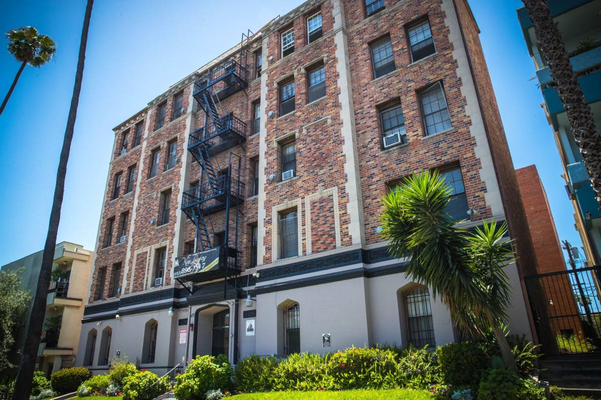 Apartment for rent at 427 S Mariposa Ave, Los Angeles, CA 90020