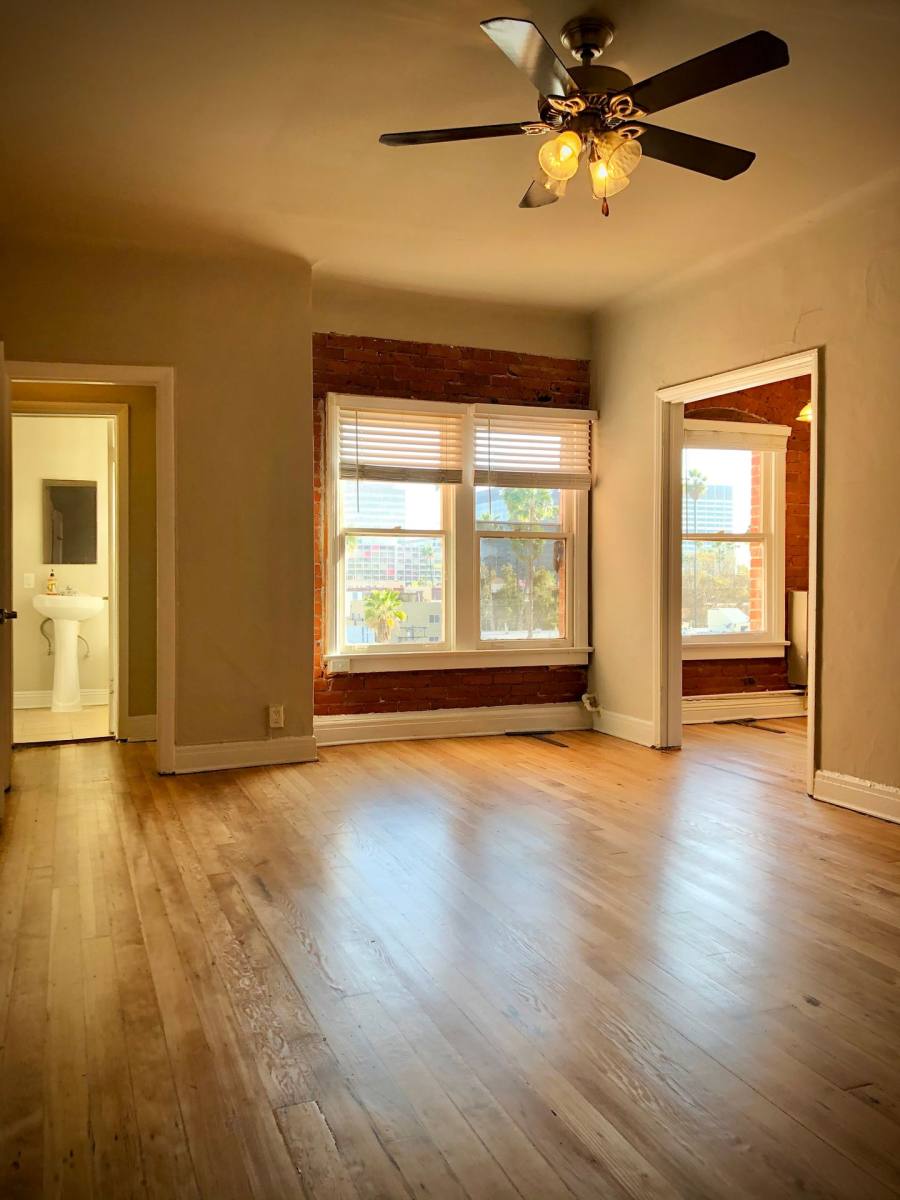 Apartment for rent at 427 S Mariposa Ave, Los Angeles, CA 90020