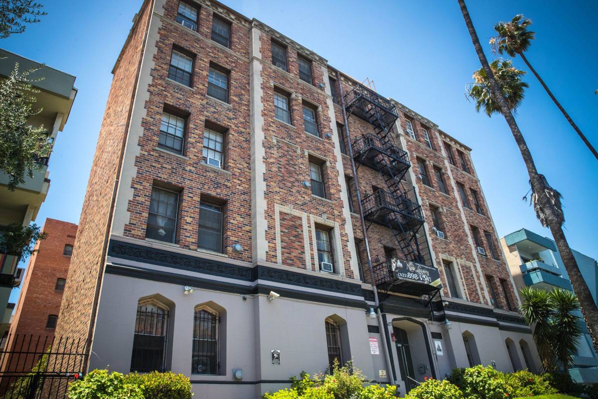 Apartment for rent at 427 S Mariposa Ave, Los Angeles, CA 90020