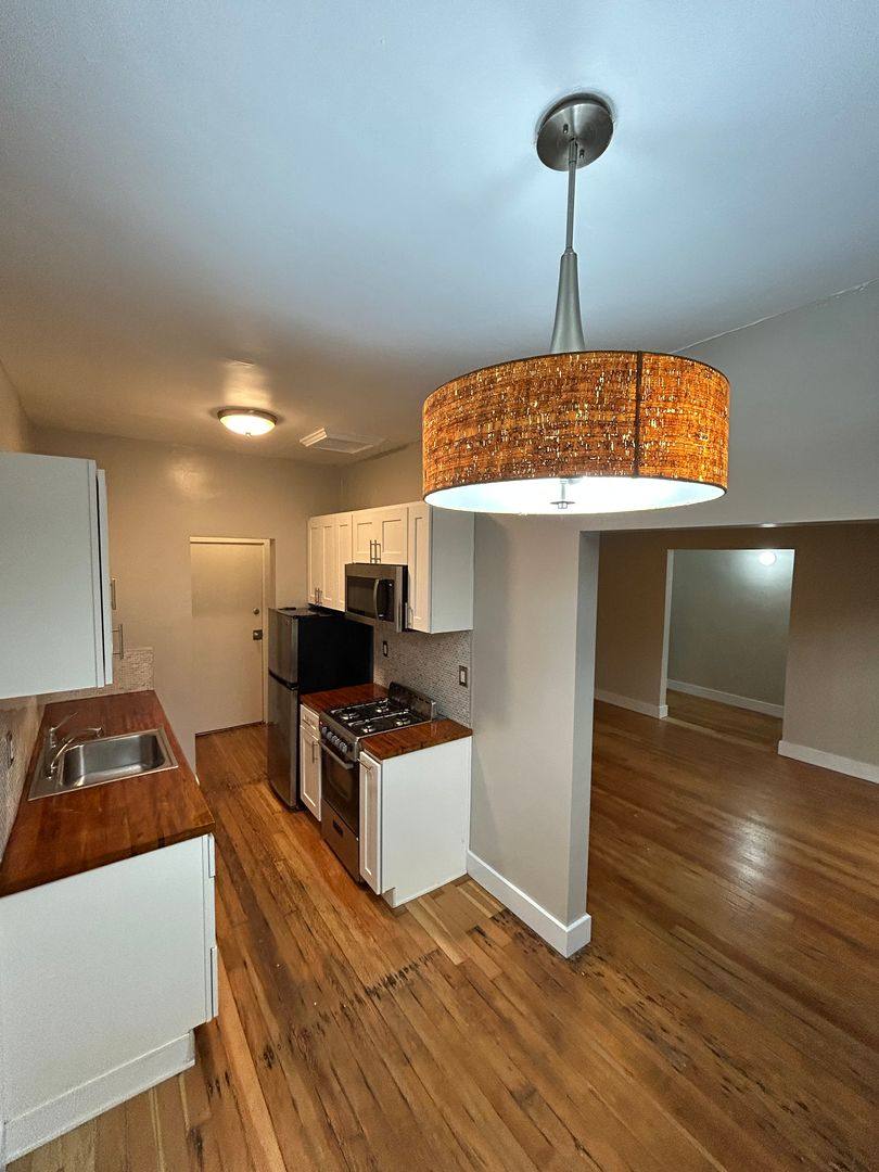 Apartment for rent at 427 S Mariposa Ave, Los Angeles, CA 90020