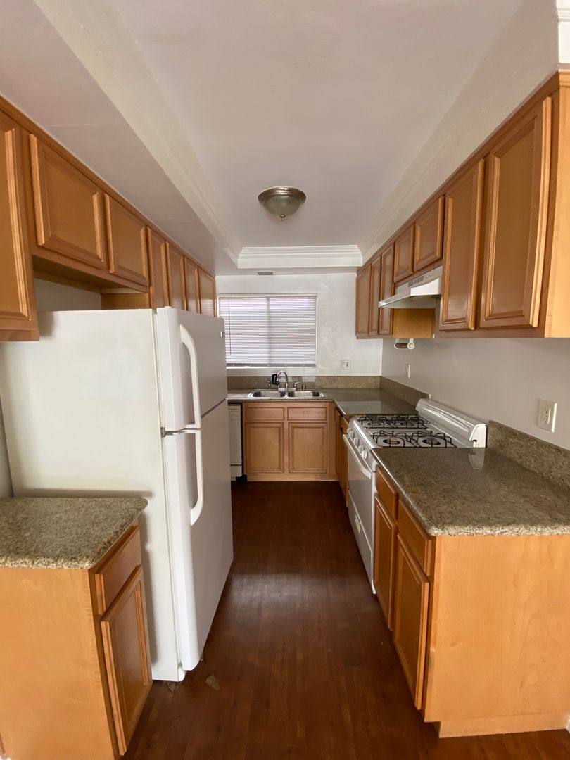 Apartment for rent at 1030 N Orange Grove Ave, Los Angeles, CA 90046