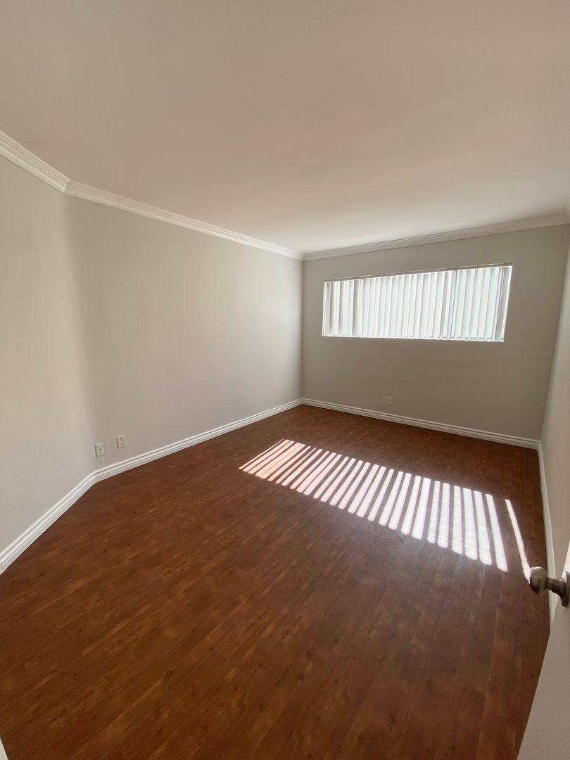 Apartment for rent at 1030 N Orange Grove Ave, Los Angeles, CA 90046