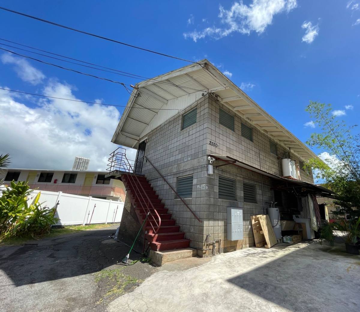 Apartment for rent at 2550E Date St, Honolulu, HI 96826