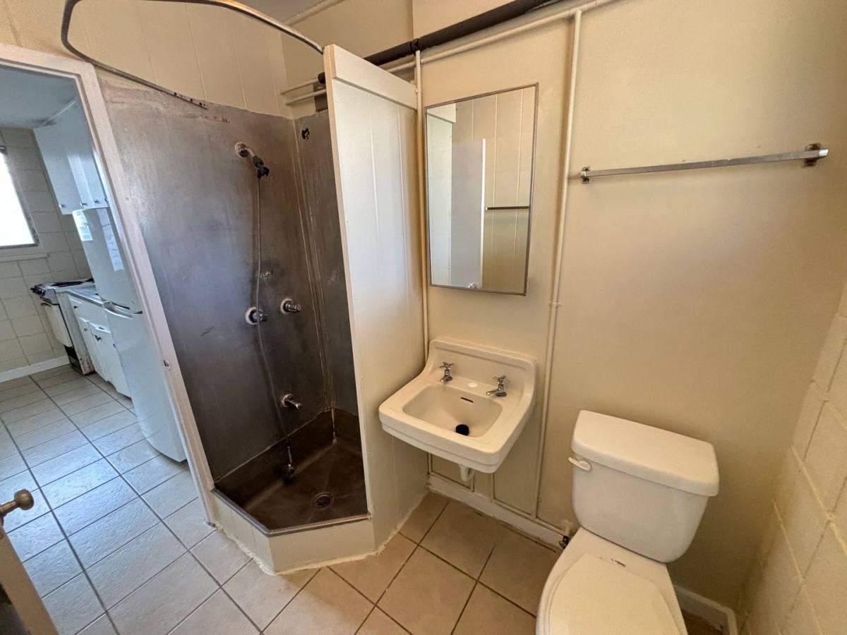 Apartment for rent at 2550E Date St, Honolulu, HI 96826