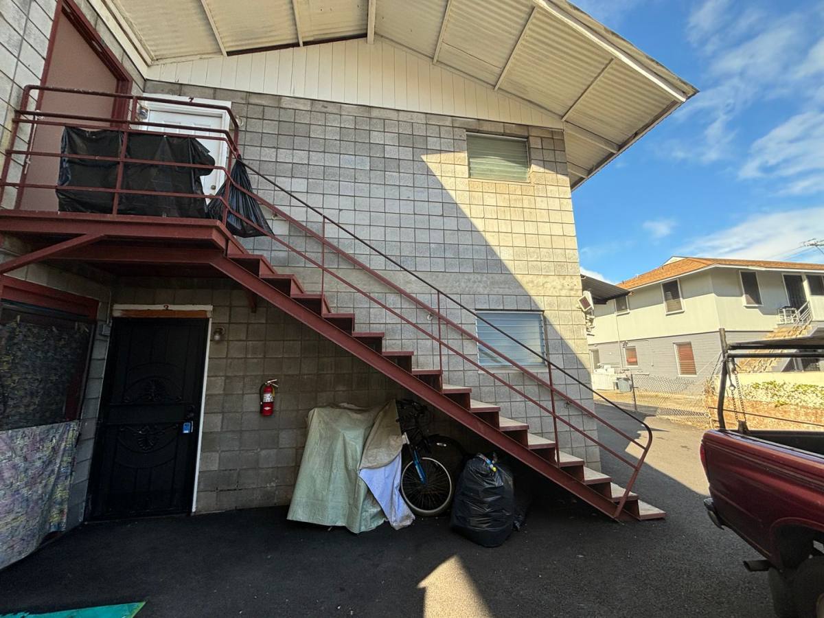 Apartment for rent at 2550E Date St, Honolulu, HI 96826