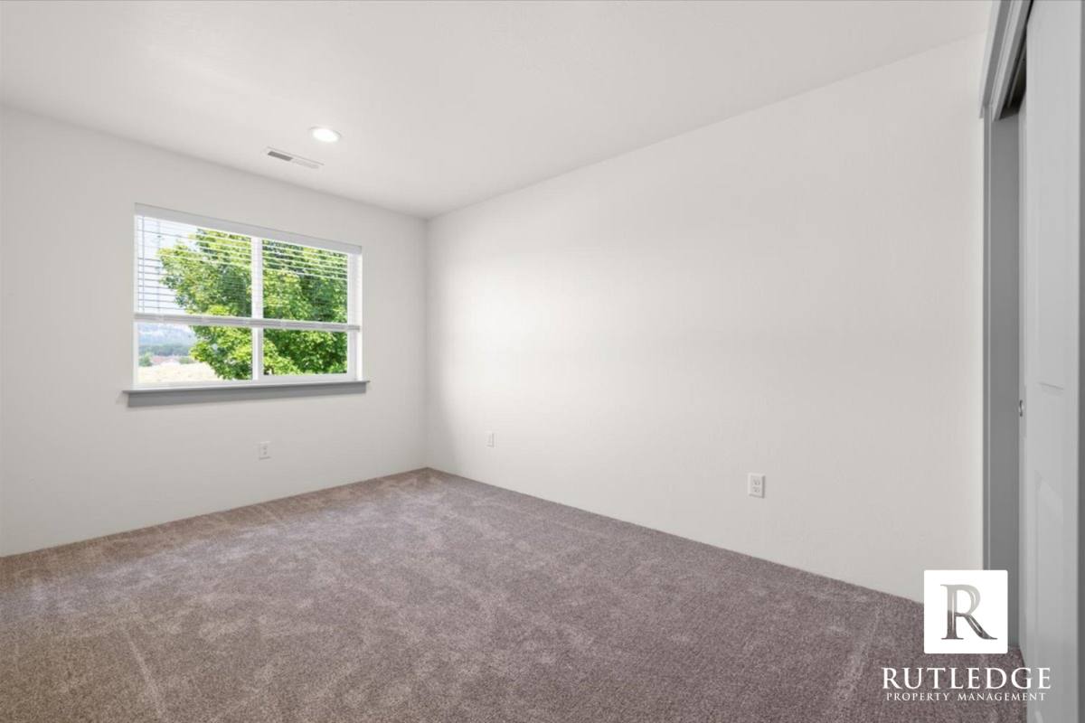 Townhouse for rent at 141 Bailee Way, Eagle Point, OR 97524