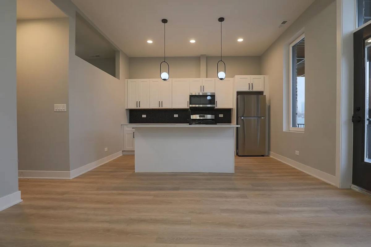 Apartment for rent at 911-913 S Miller St, Chicago, IL 60607