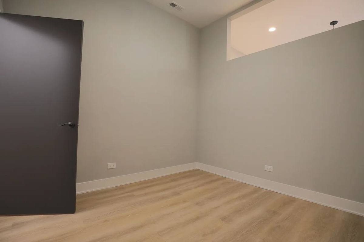 Apartment for rent at 911-913 S Miller St, Chicago, IL 60607