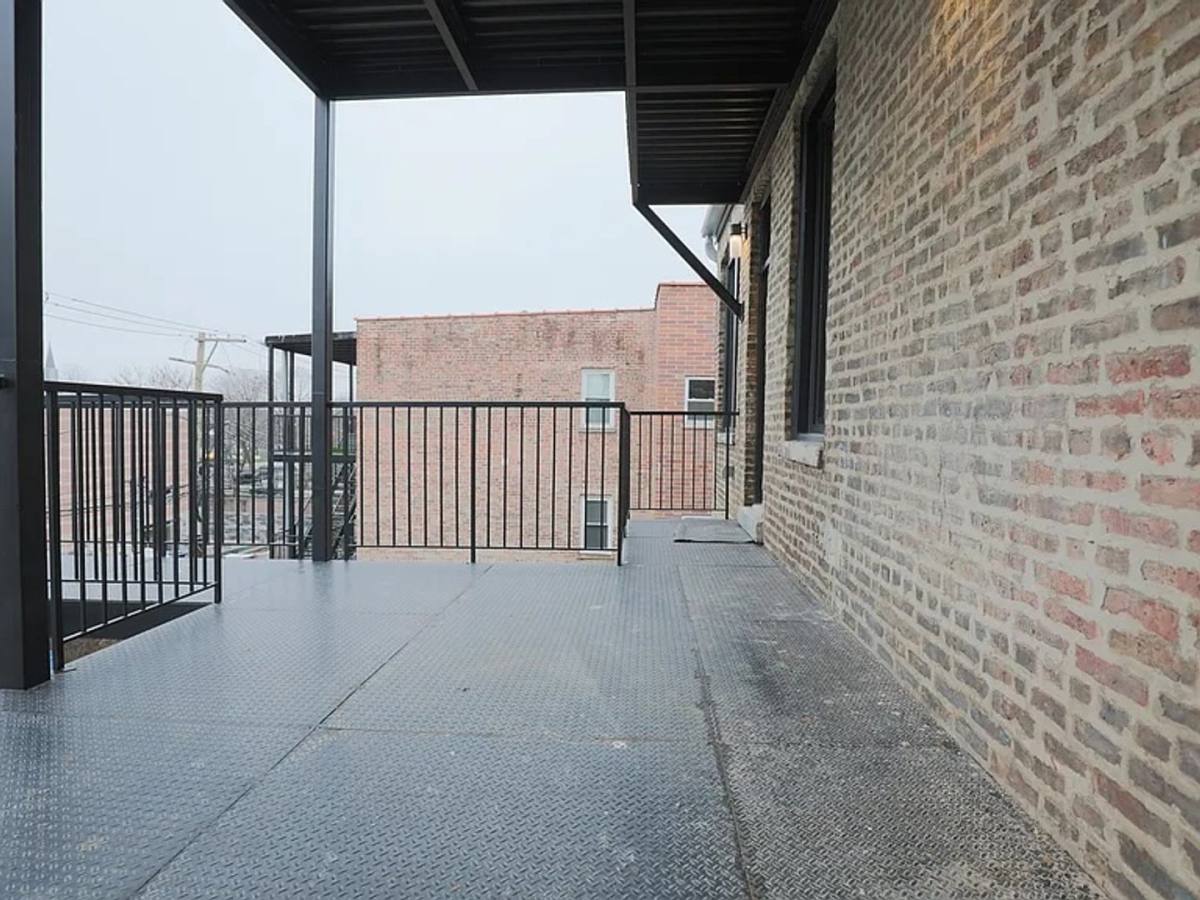 Apartment for rent at 911-913 S Miller St, Chicago, IL 60607