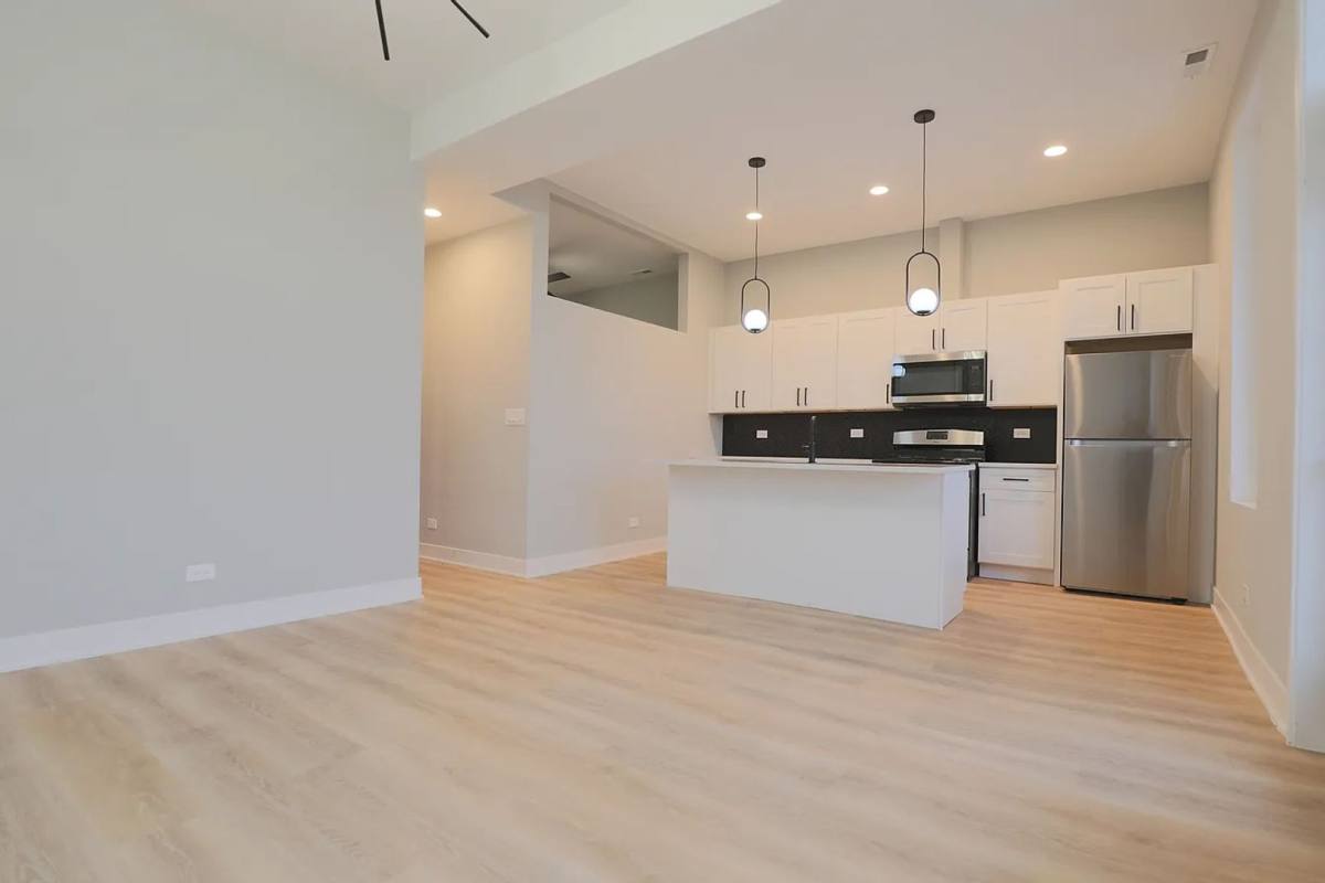 Apartment for rent at 911-913 S Miller St, Chicago, IL 60607