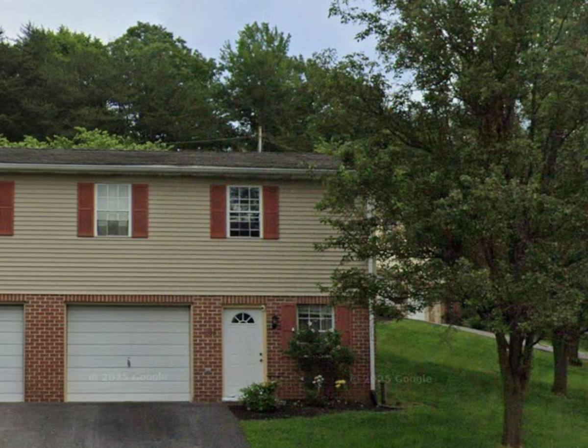 Townhouse for rent at 1955 Cherry Manor Dr, York, PA 17402