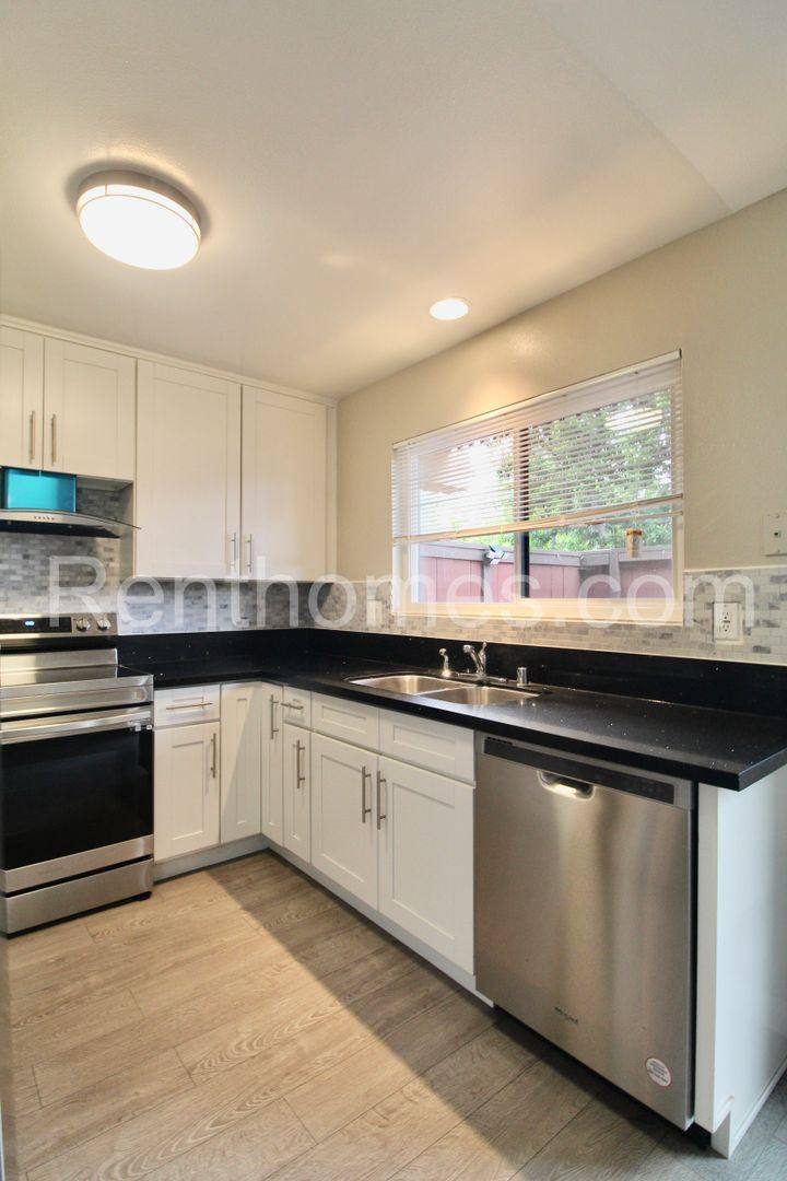 Townhouse for rent at 9405 Gold Coast Dr, San Diego, CA 92126