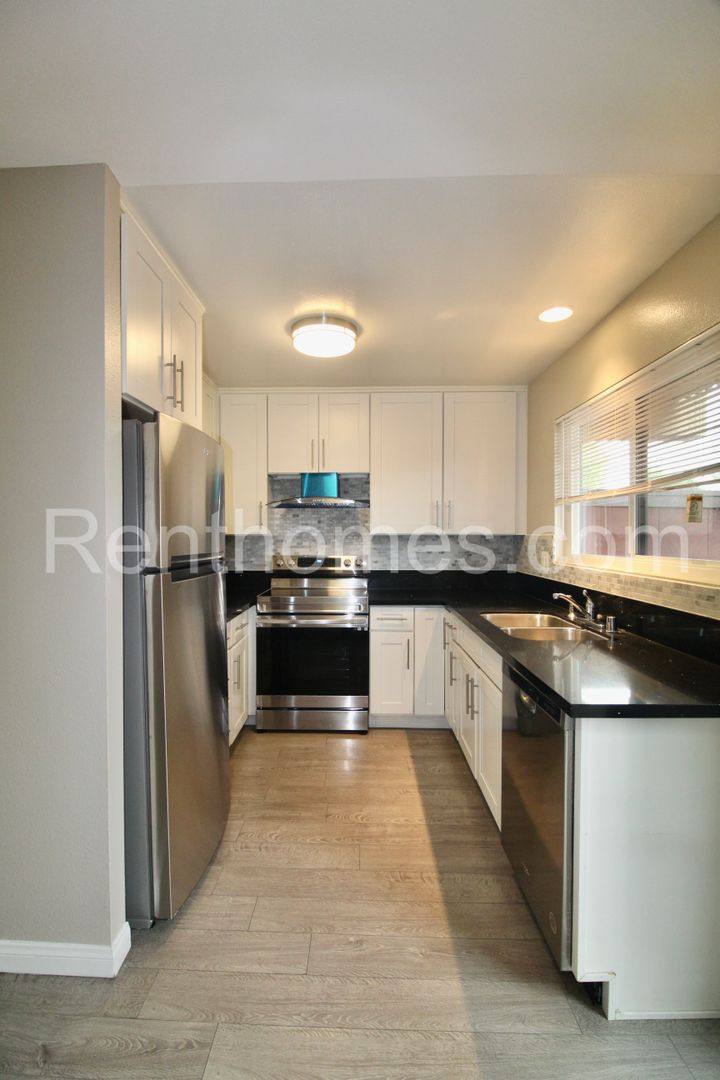 Townhouse for rent at 9405 Gold Coast Dr, San Diego, CA 92126