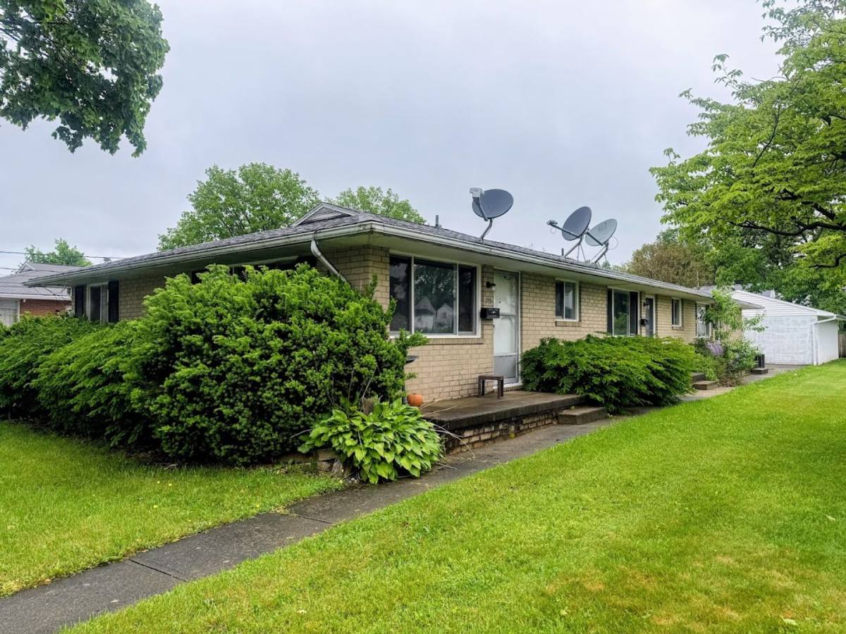 Apartment for rent at 235 Kennedy St, Louisville, OH 44641
