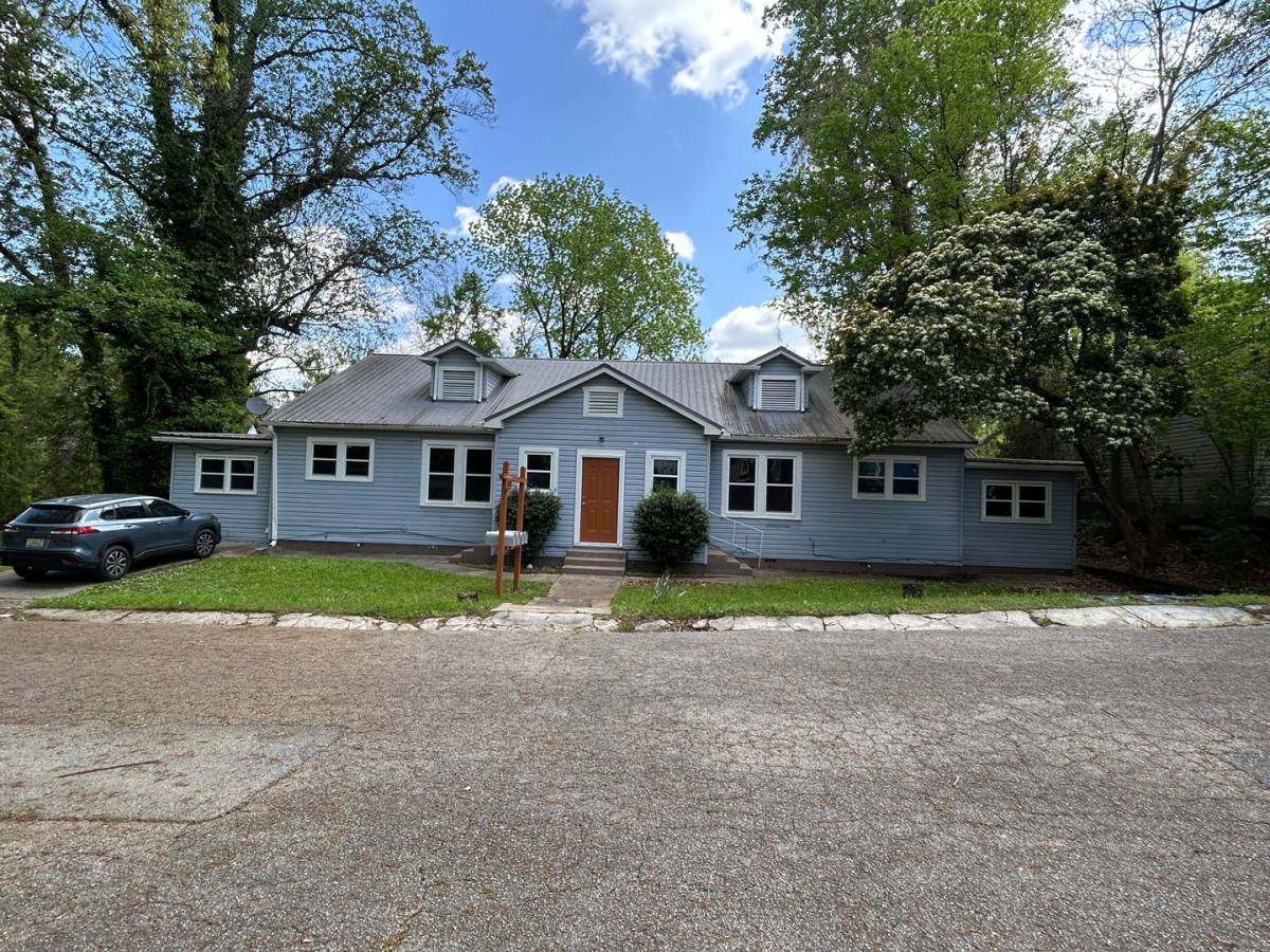 Apartment for rent at 1002 S 10th St, Gadsden, AL 35901