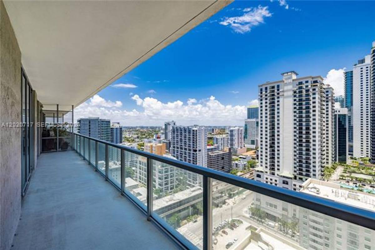 Apartment for rent at 1111 SW 1st Ave, Miami, FL 33130