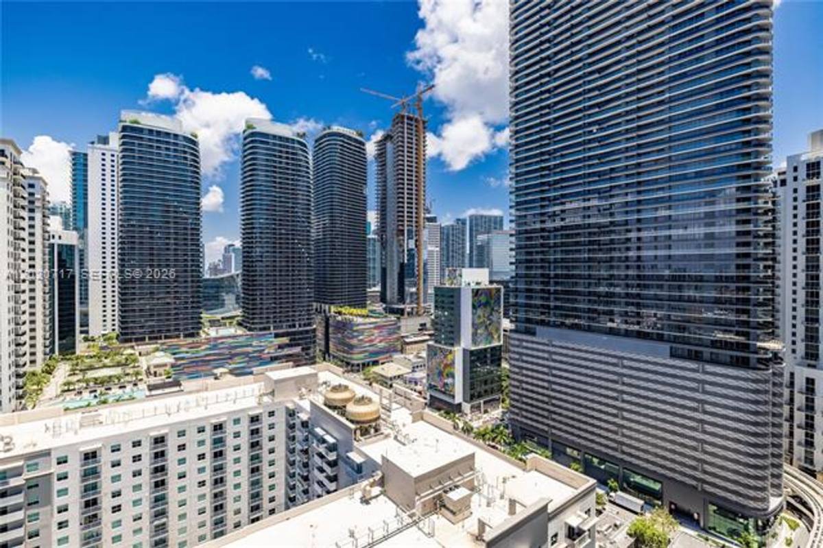 Apartment for rent at 1111 SW 1st Ave, Miami, FL 33130