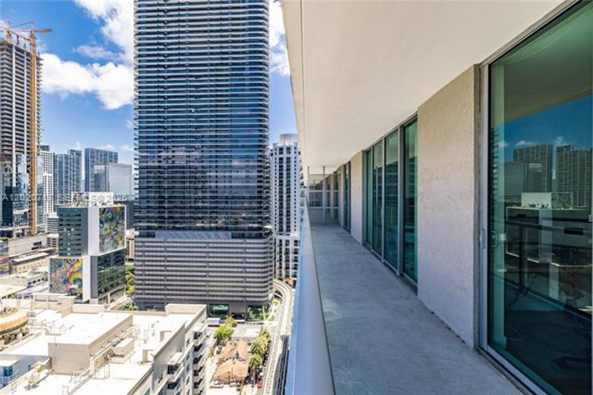 Apartment for rent at 1111 SW 1st Ave, Miami, FL 33130