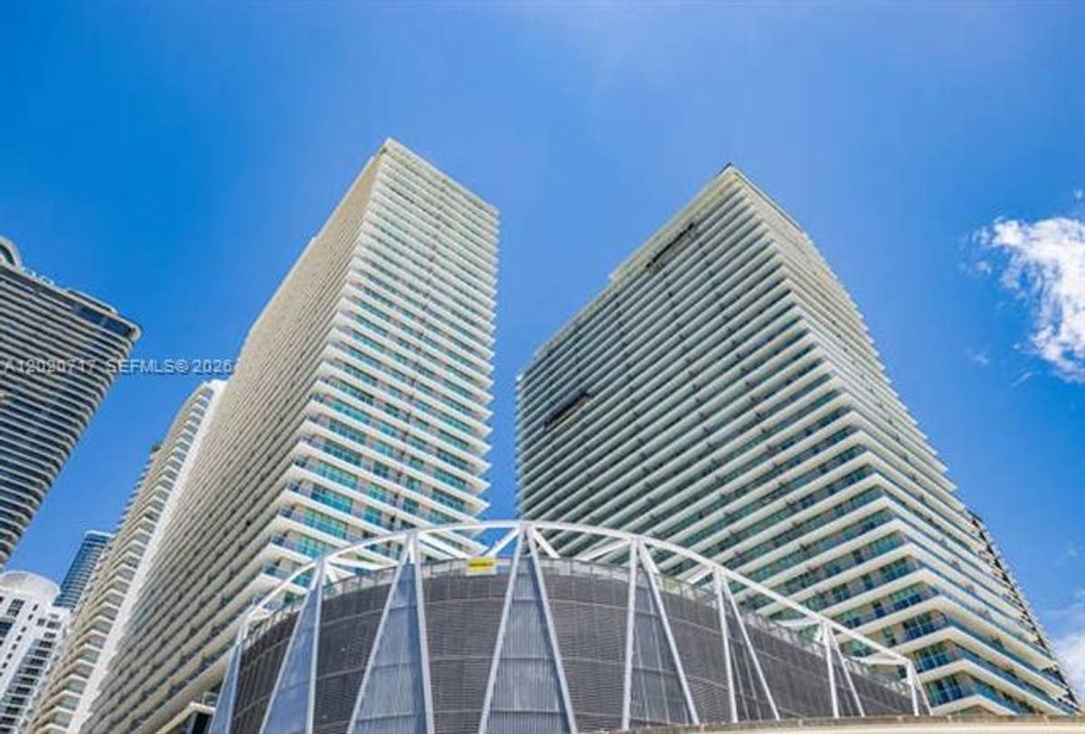Apartment for rent at 1111 SW 1st Ave, Miami, FL 33130