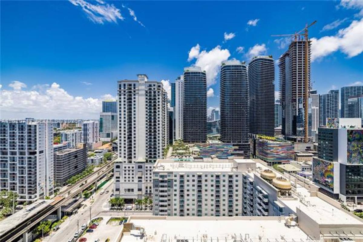 Apartment for rent at 1111 SW 1st Ave, Miami, FL 33130