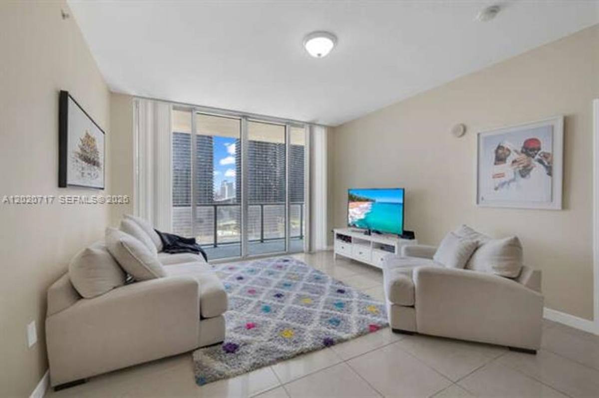 Apartment for rent at 1111 SW 1st Ave, Miami, FL 33130