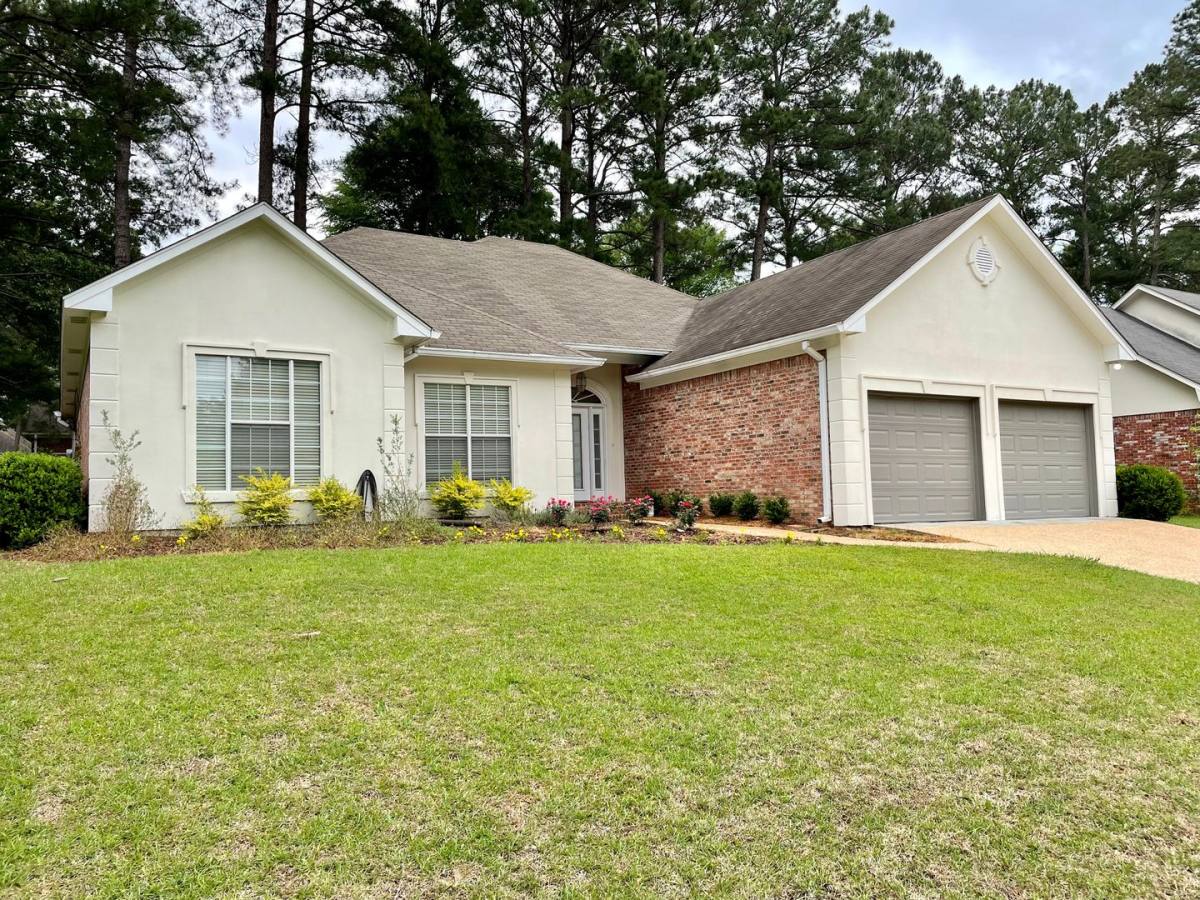 House for rent at 420 Idlewoods Lane, Ridgeland, MS 39157