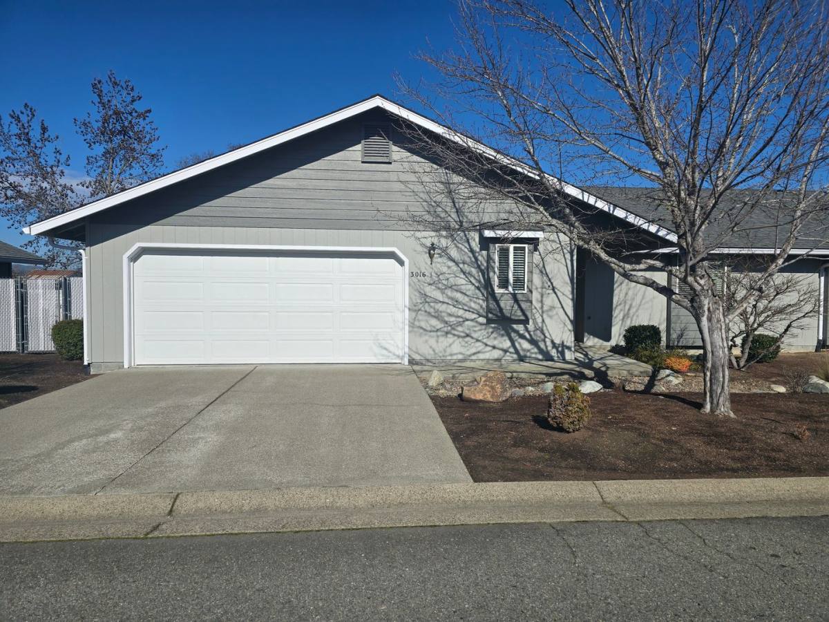 Apartment for rent at 1151 Willow Lane, Grants Pass, OR 97527