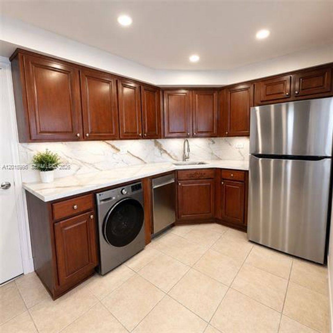 Apartment for rent at 1408 Brickell Bay Dr, Miami, FL 33131