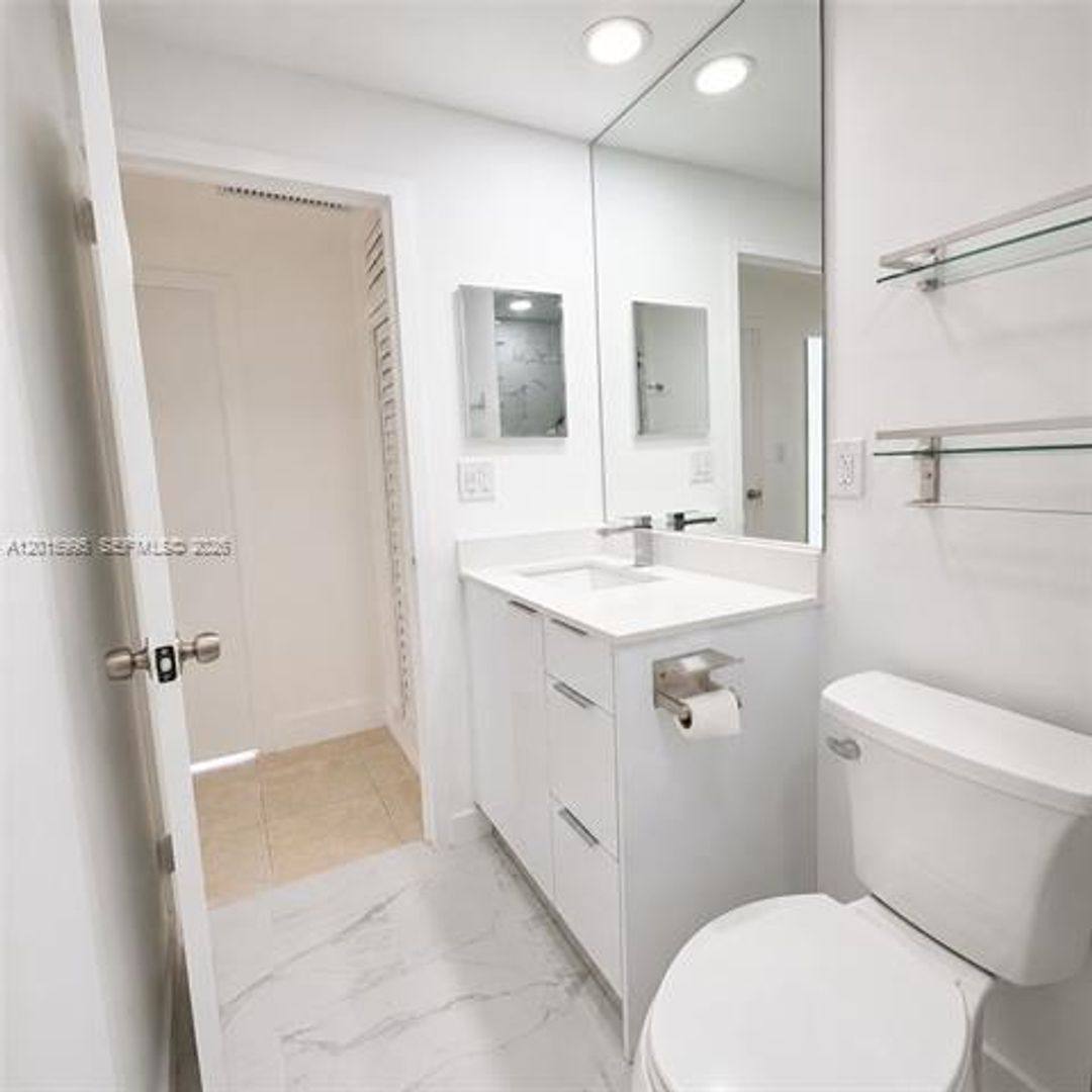 Apartment for rent at 1408 Brickell Bay Dr, Miami, FL 33131